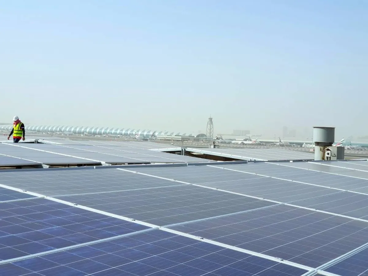  تركيب ألواح الطاقة الشمسية من 15 ألف لوحة في مبنى المسافرين. الصورة من "وام"