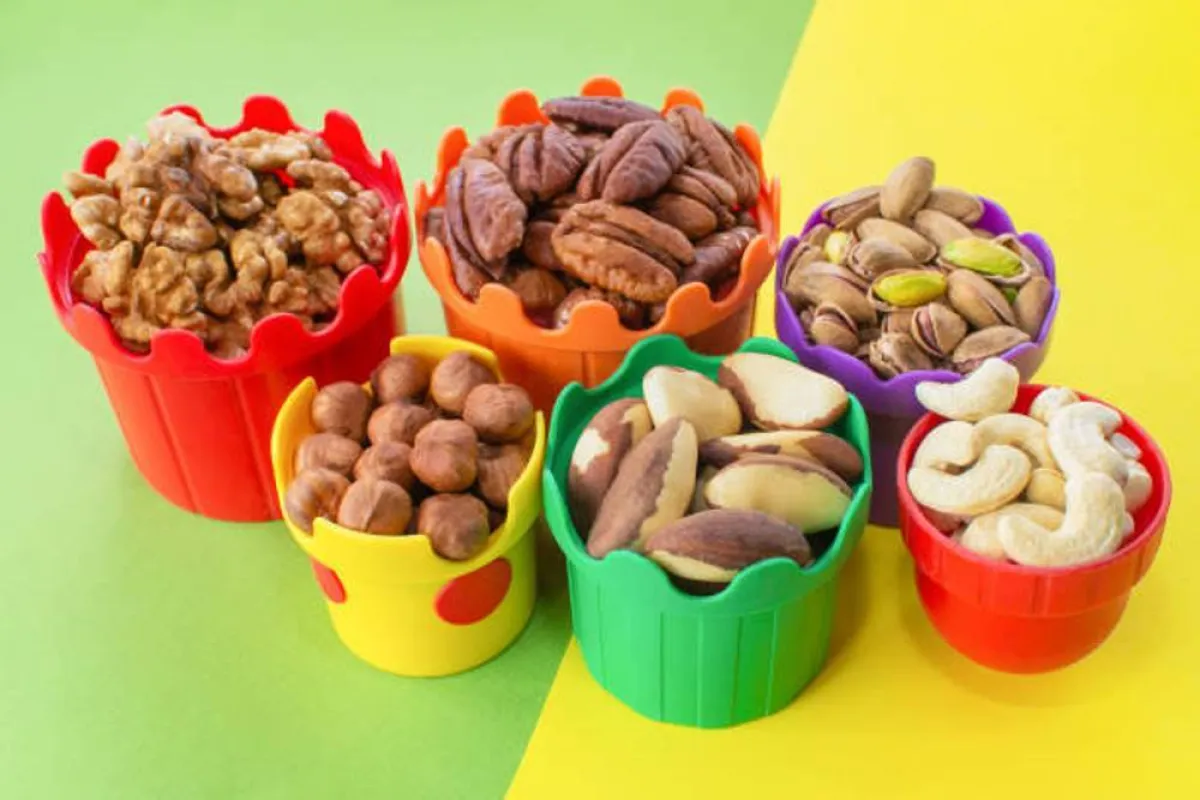 صورة لمجموعة من  مسببات الحساسية وهي المكسرات