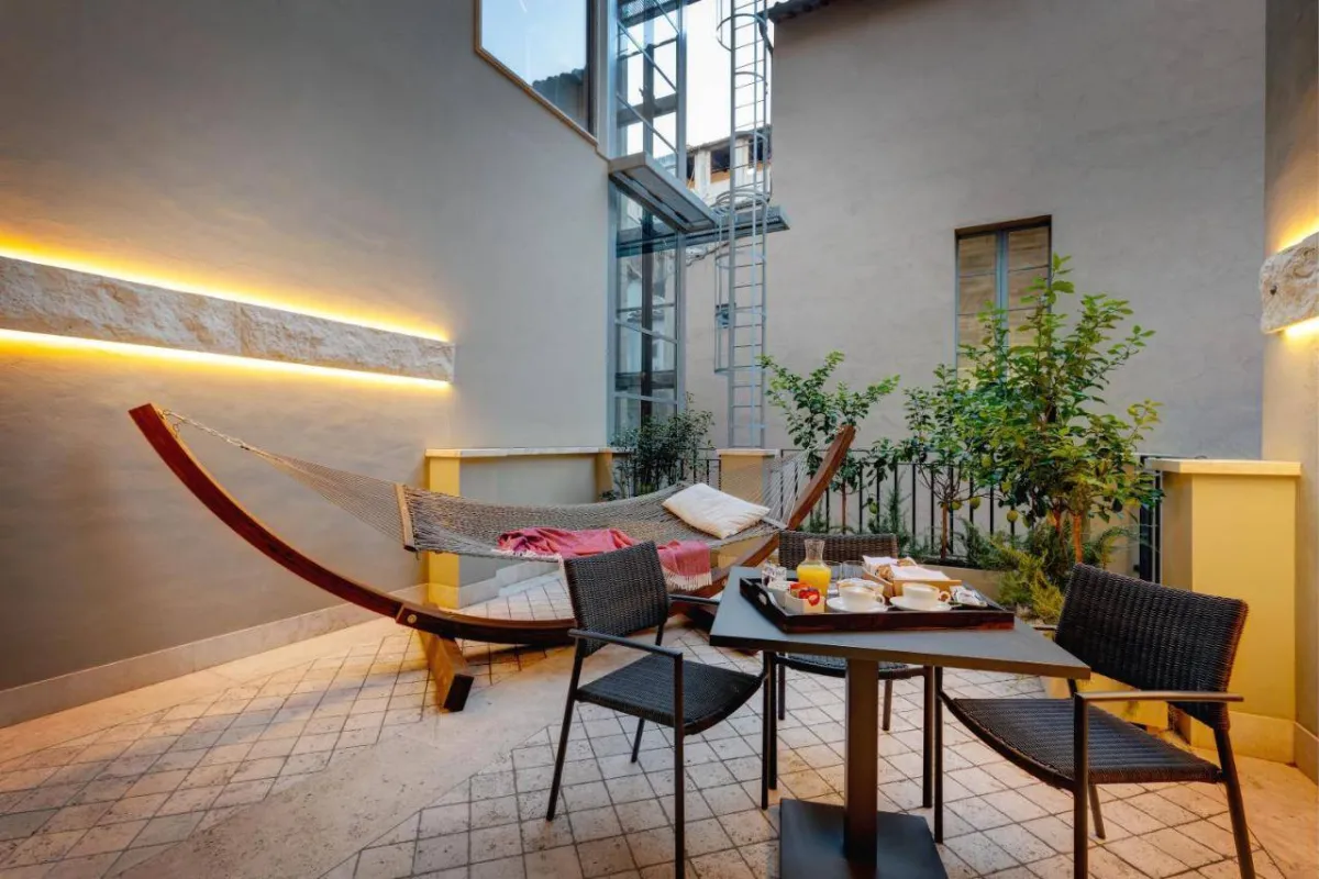 جلسة خارجية في فندق سينغر بالاس