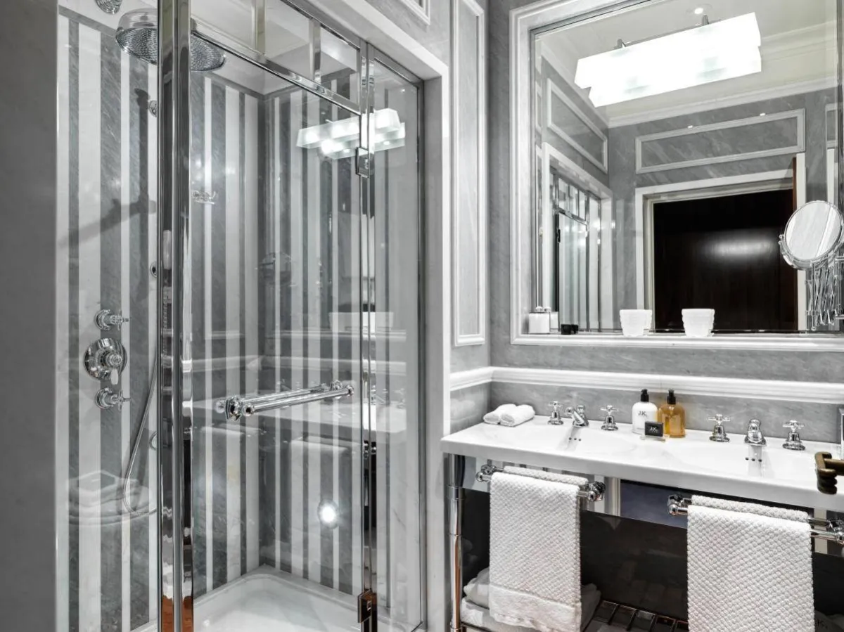 حمامات فخمة في غرف فندق جي كاي بلاس روما