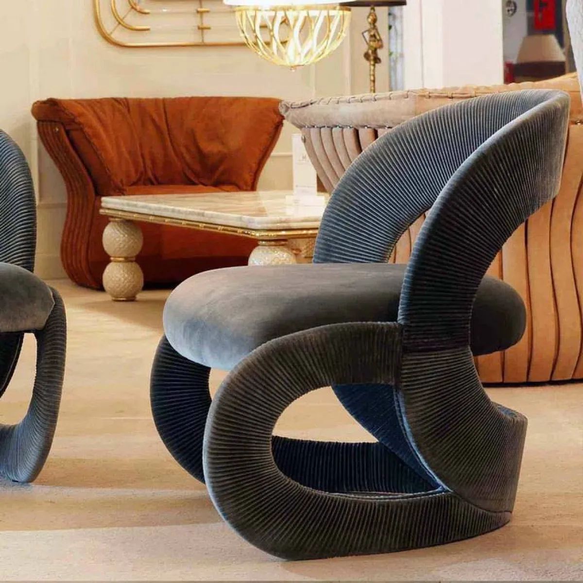 في موسم الخريف والشتاء، لا غنى عن المخمل والكشمير والصوف المحبوك للمفروشات