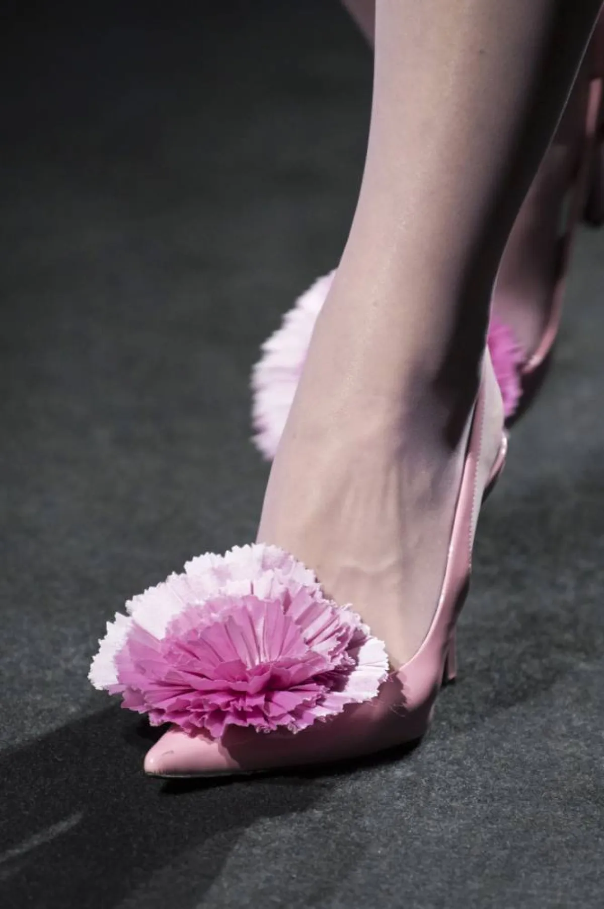 موديلات أحذية باللون الزهري من خريف وشتاء 2022-2023