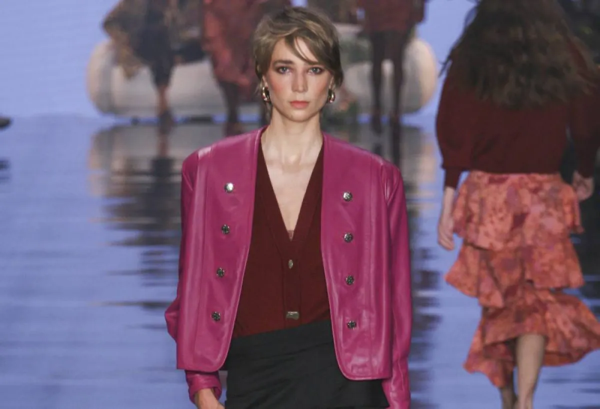 الأزياء الجلدية الملوّنة من عروض خريف وشتاء 2022-2023