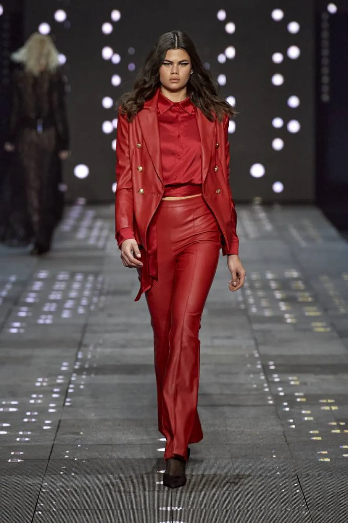 الأزياء الجلدية الملوّنة من عروض خريف وشتاء 2022-2023