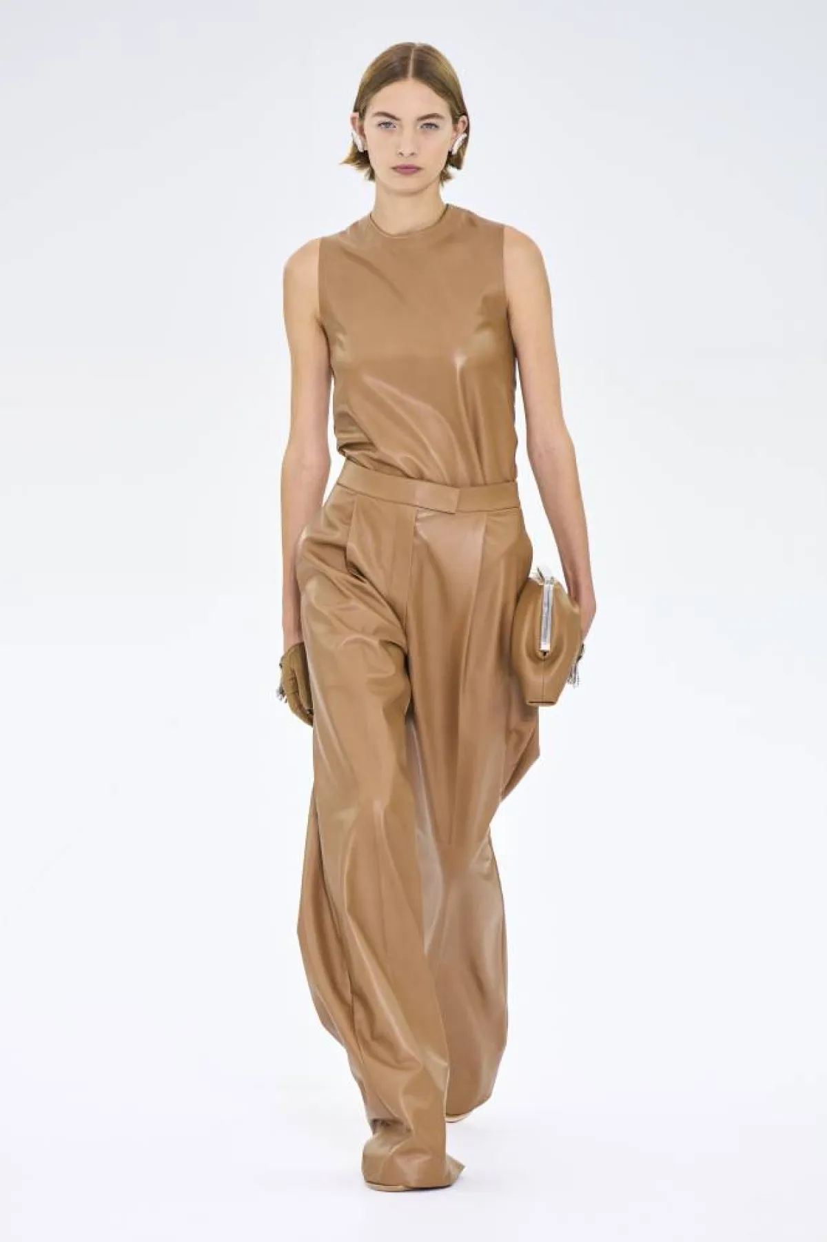 الأزياء الجلدية الملوّنة من عروض خريف وشتاء 2022-2023