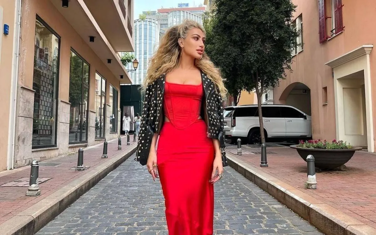 فساتين باللون الأحمر من النجمات