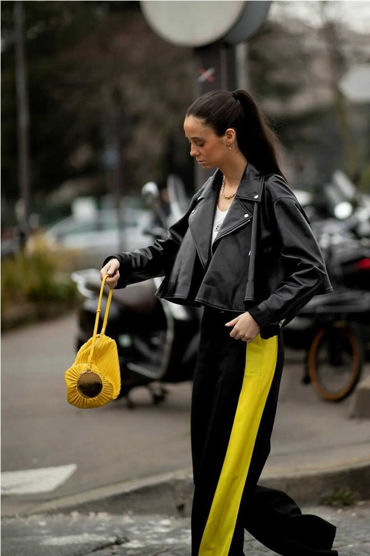 موديلات حقائب باللون الأصفر لخريف 2022 من ستريت فاشن «Street Fashion»