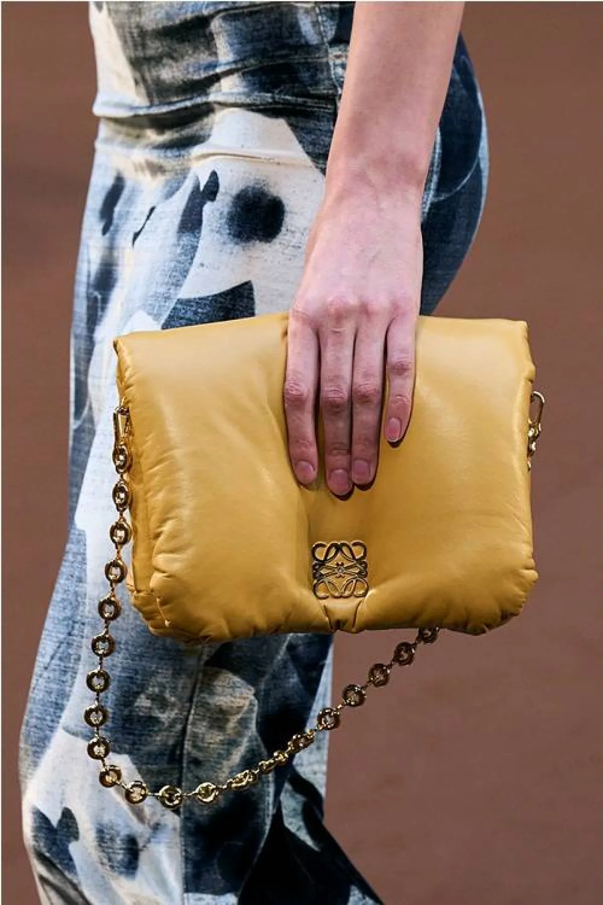 حقيبة باللون الأصفر من لويفي «Loewe»