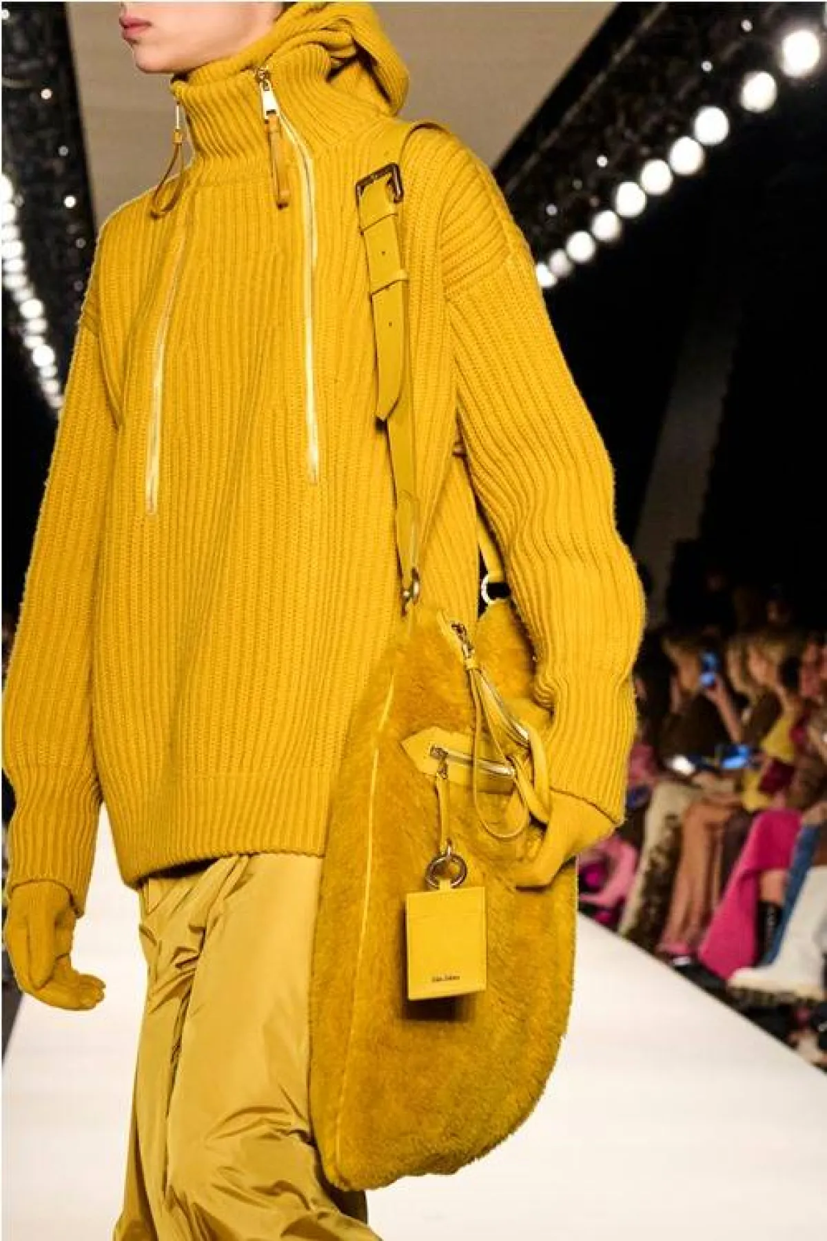 حقيبة باللون الأصفر من ماكس مارا «Max Mara»