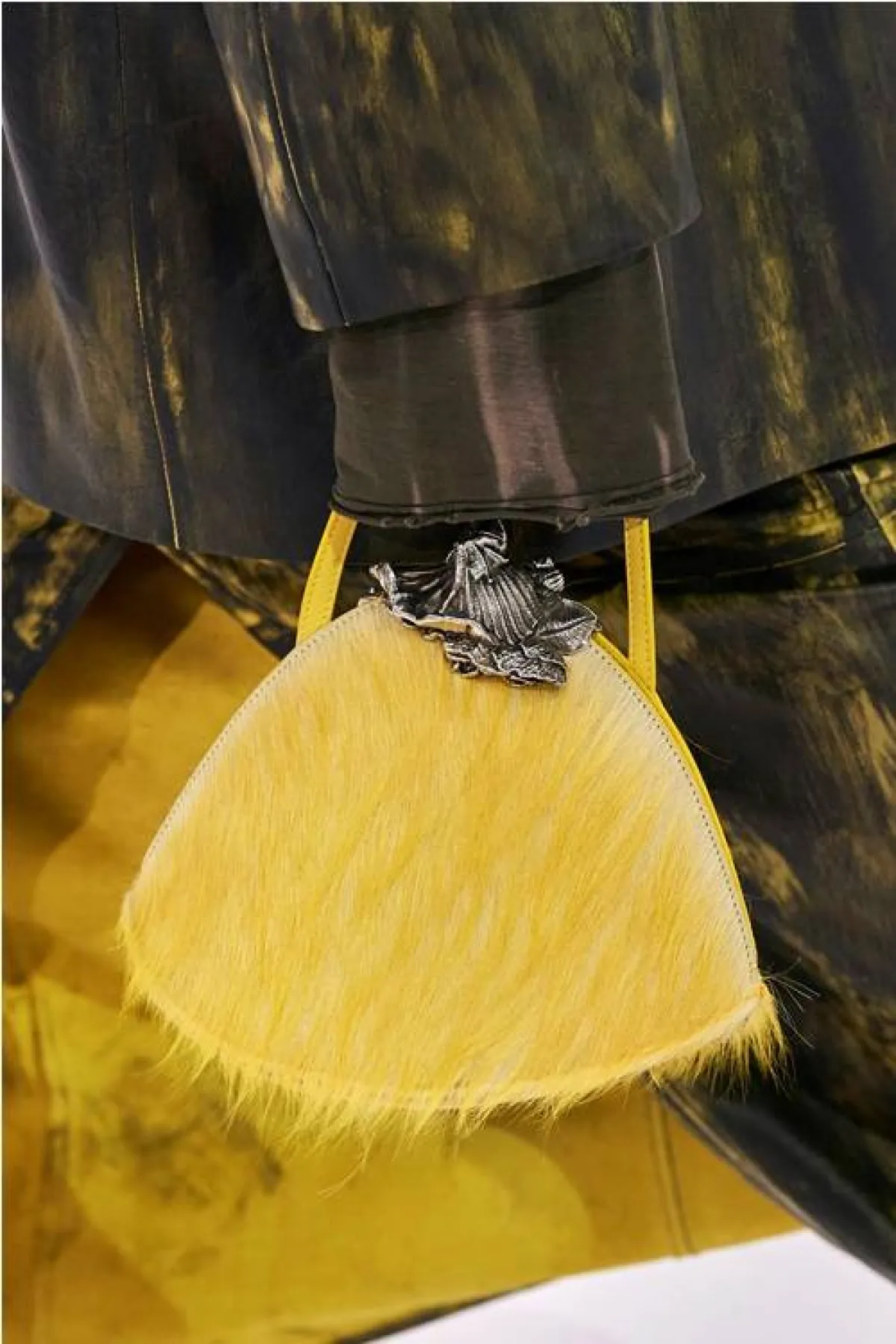 حقيبة باللون الأصفر من أكني «Acne»