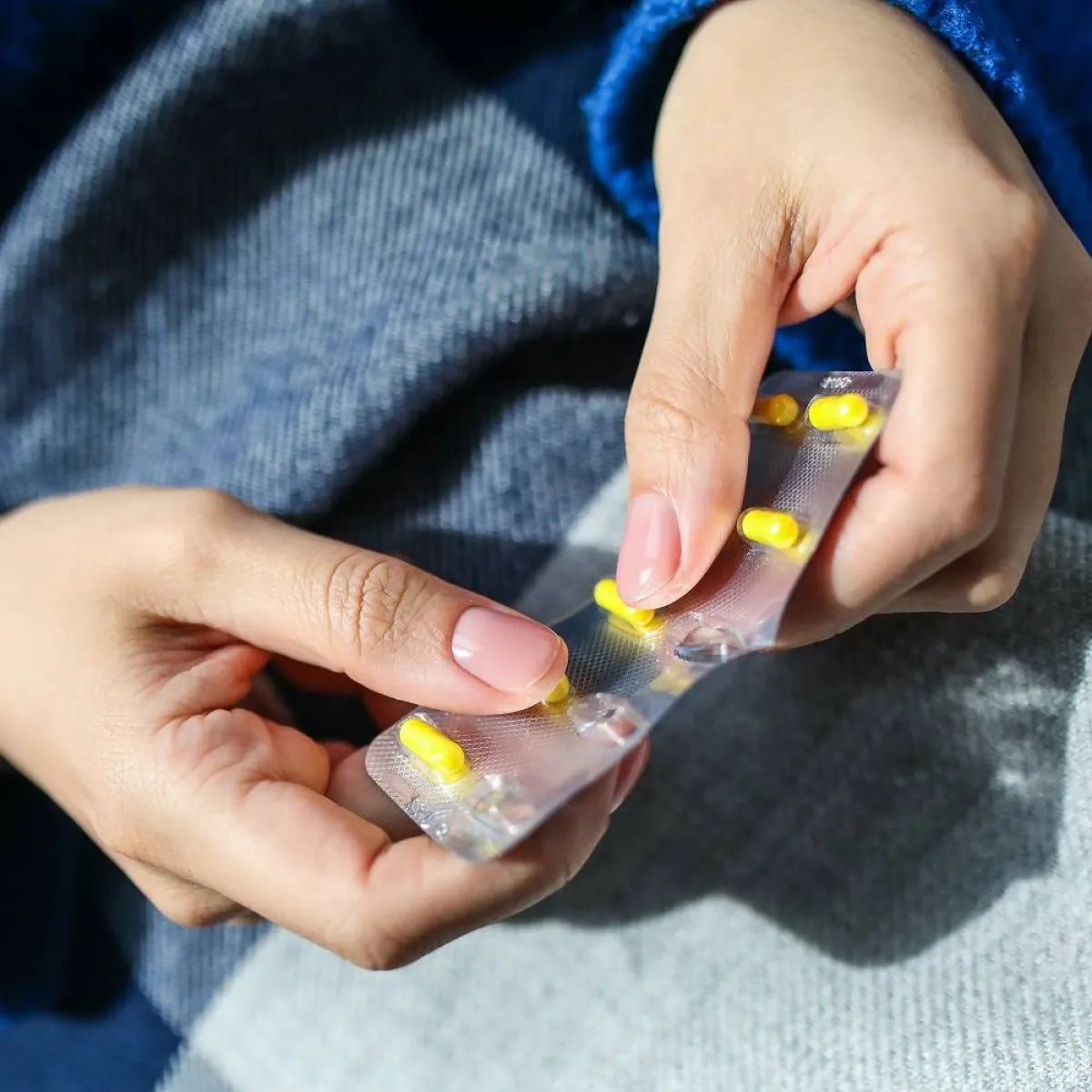 صورة تعبر عن تناول حبوب منع الحمل