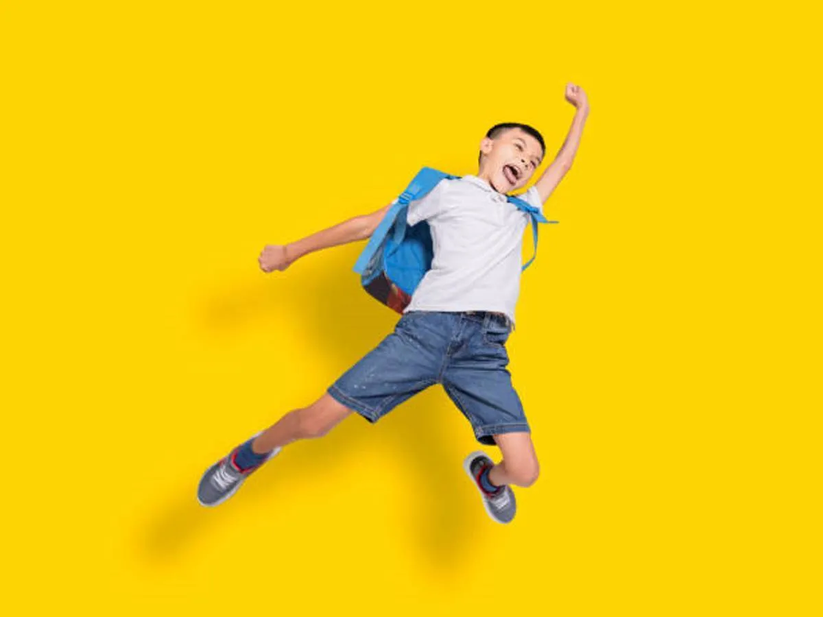 صورة تعبر عن طفل نشيط وذكي