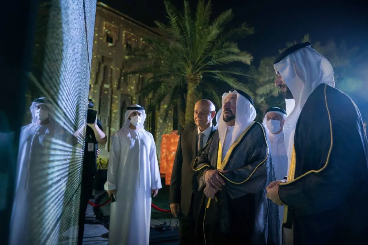 الشيخ سلطان القاسمي يطلع على النصب التذكاري. الصورة من "وام"