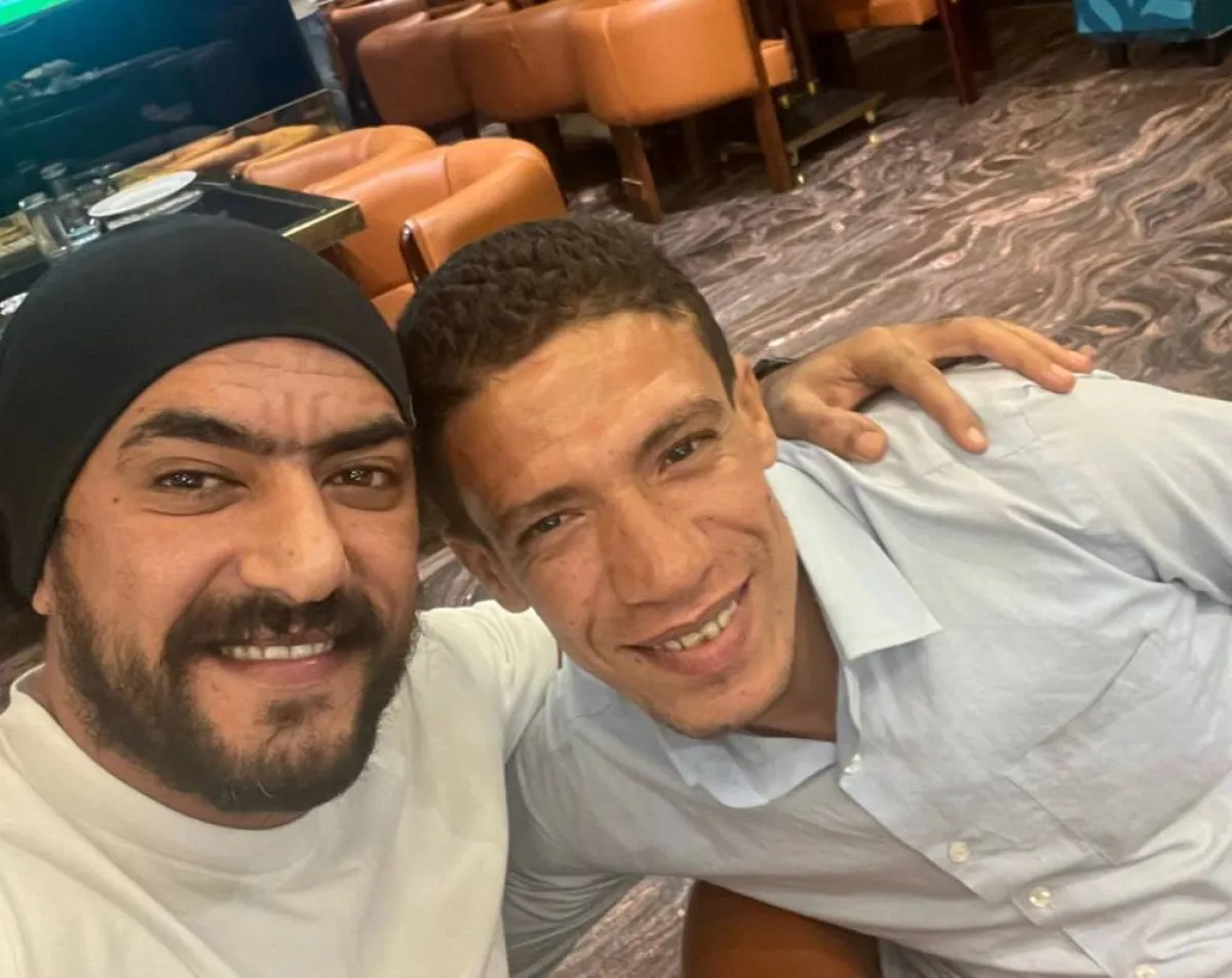 أحمد العوضي وعامل النظافة - الصورة من صفحته الرسمية على الفيس بوك