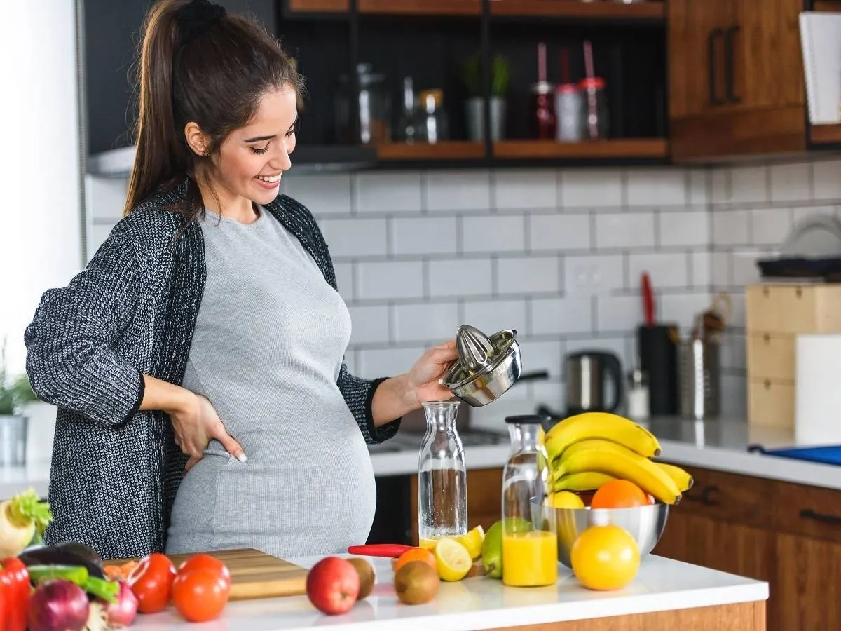 صورة لامرأة حامل تحضر العصير