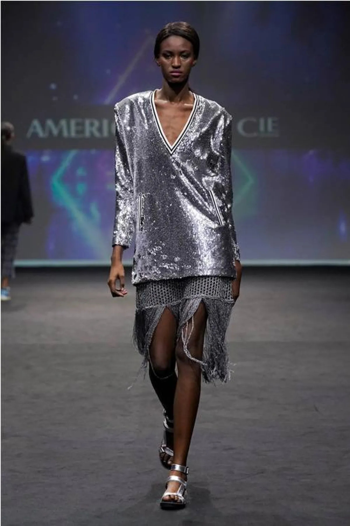 تنسيق اللون الفضي، من أميريكان راج American Rag