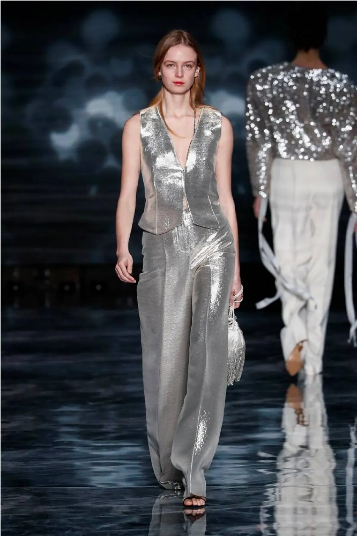 تنسيق اللون الفضي الميتاليك، من بيدرو ديل هييرو Pedro Del Hierro