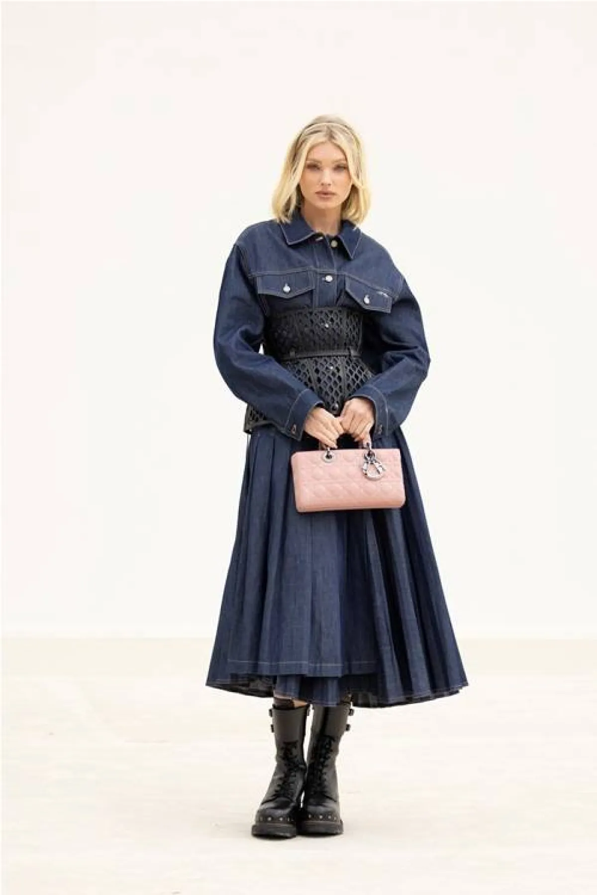 التنورة الجينز لخريف 2022 من ستريت فاشن Street Fashion