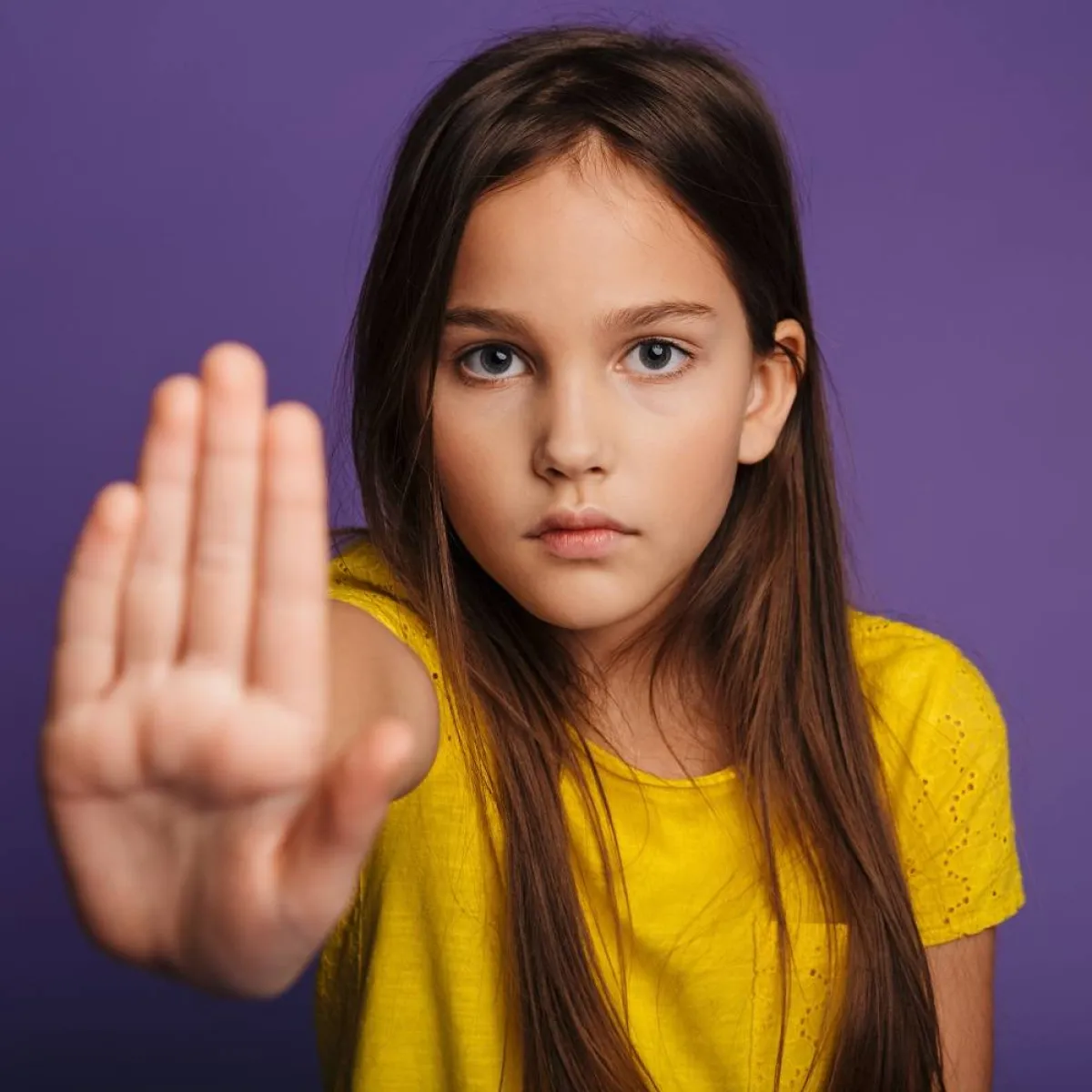 صورة لطفلة تعترض على توقعات الآباء