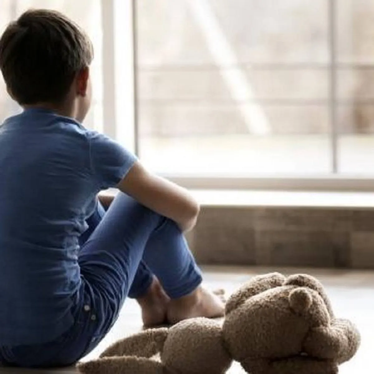 صورة تعبر عن وحدة وملل الطفل الوحيد