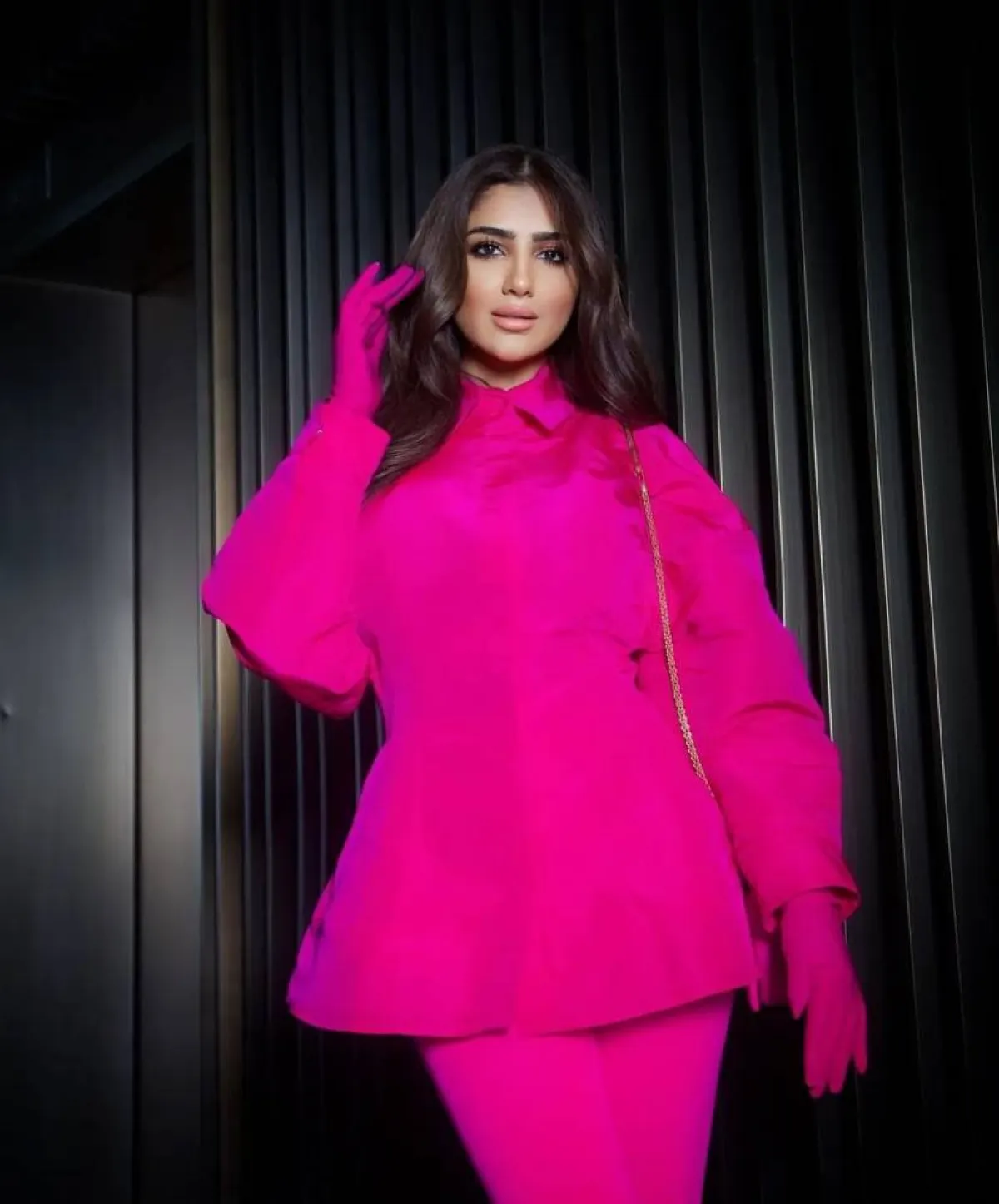 إطلالات باللون الوردي من مي عمر