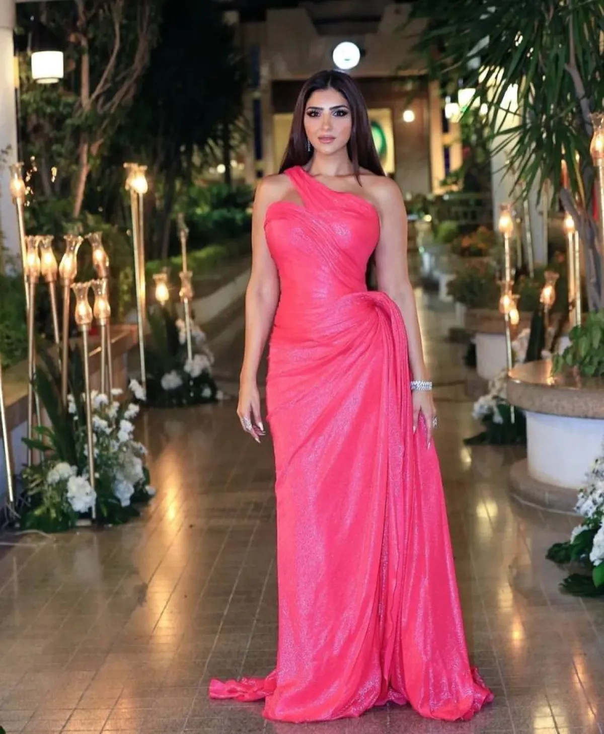 إطلالات باللون الوردي من مي عمر