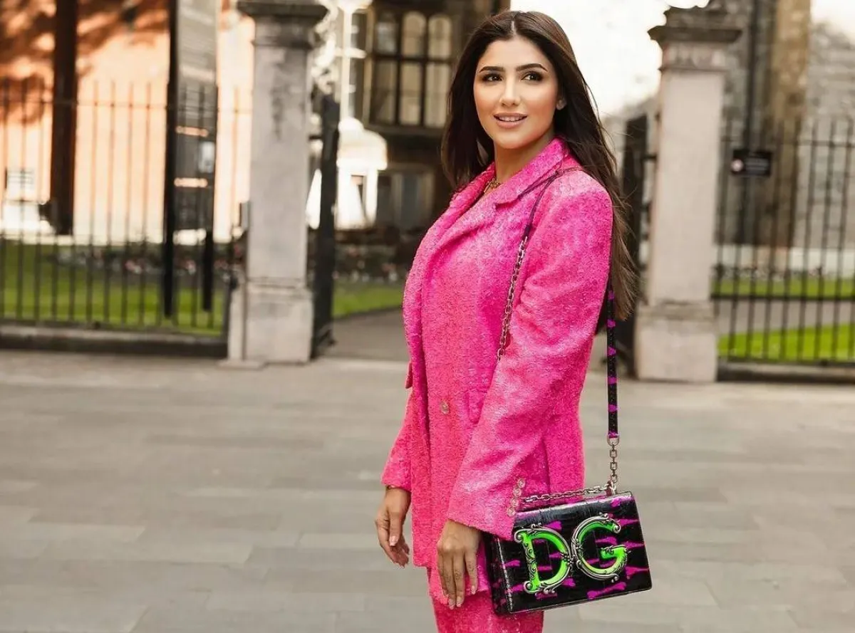 إطلالات باللون الوردي من مي عمر