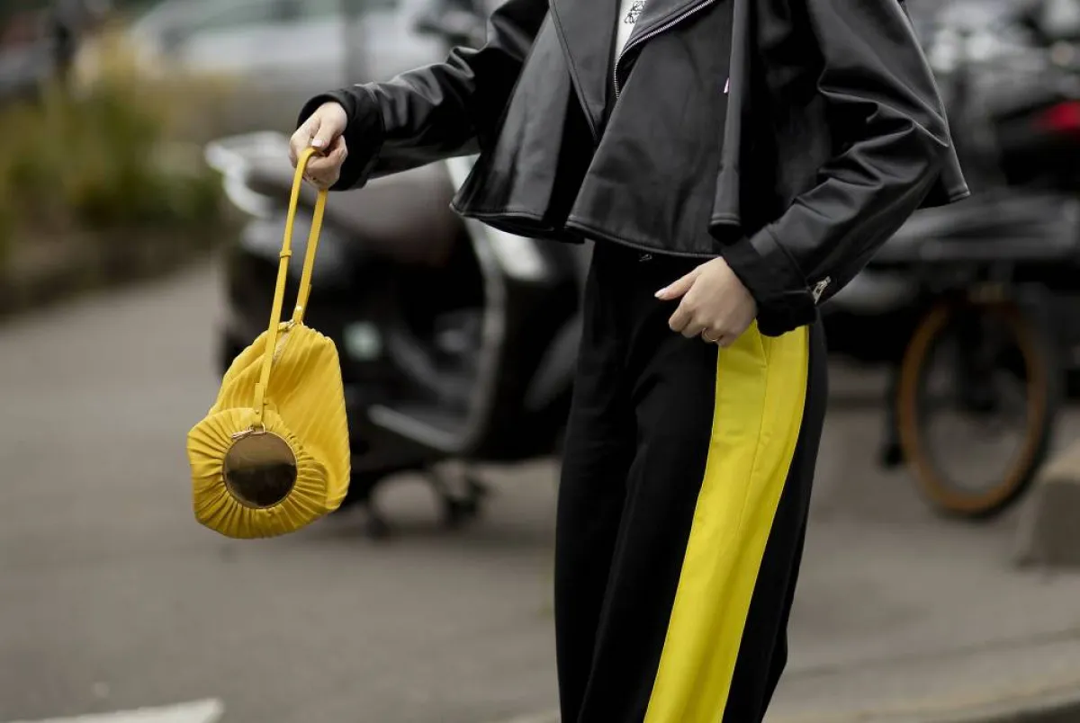 موديلات حقائب باللون الأصفر