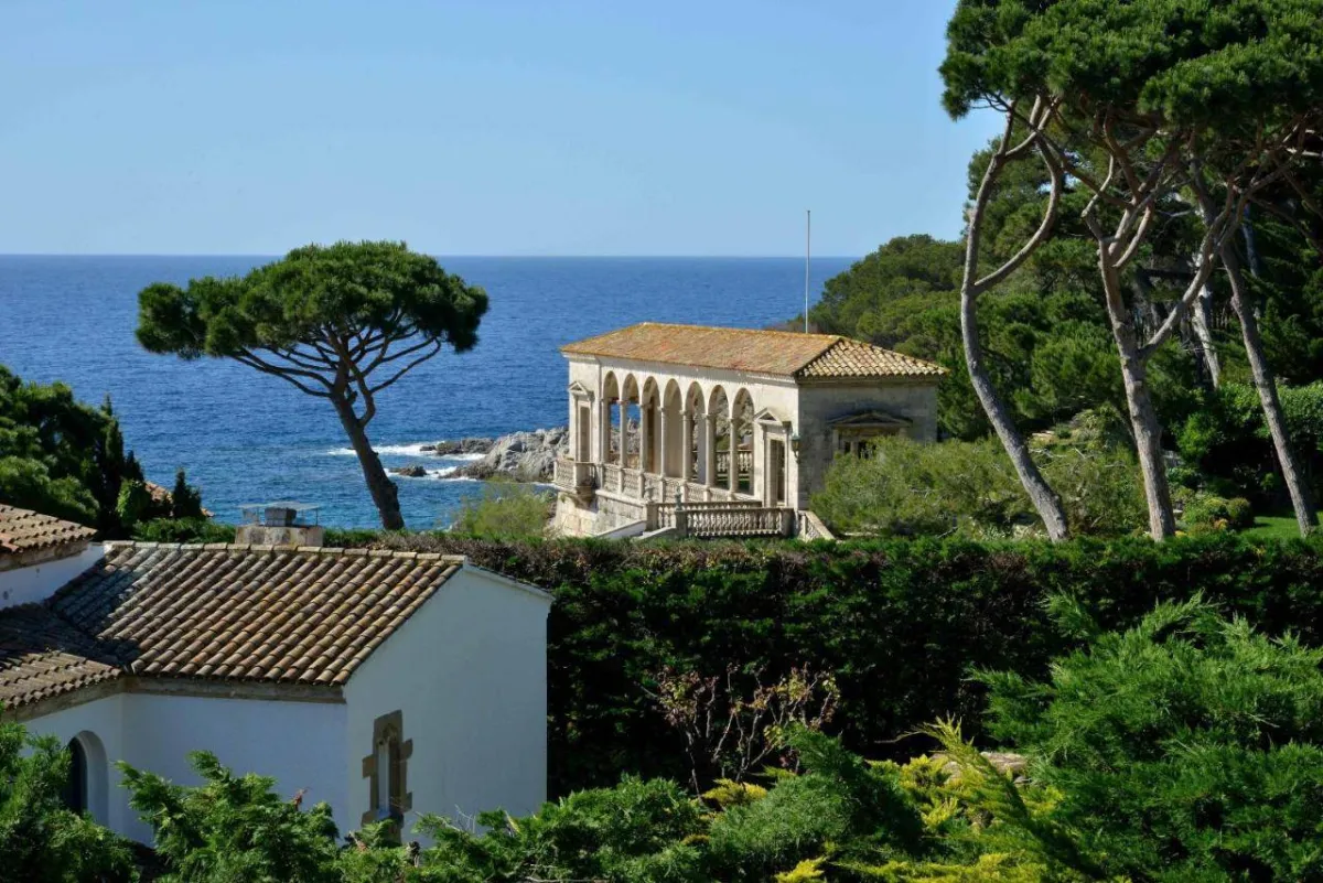 لقطة خارجية لفندق هوستال دي لا غافينا جي إل