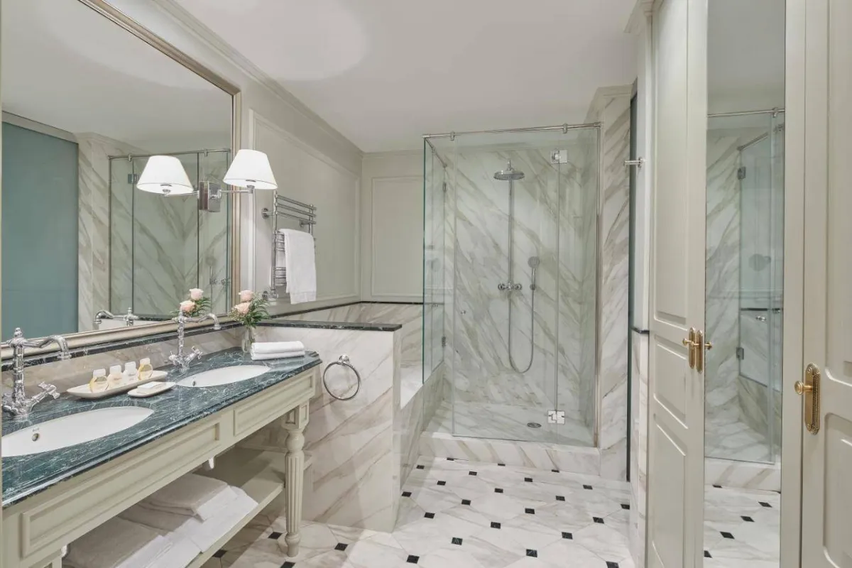 فخامة الرخام واضحة في ديكورات حمامات غرف فندق إل بالاس برشلونة