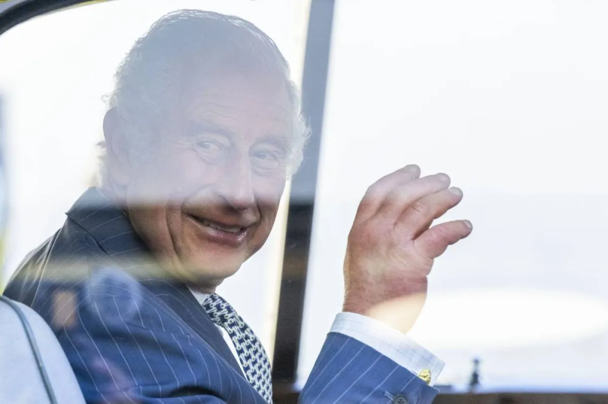  Britain's King Charles III waves from the car as he leaves after meeting with members and staff of the association "Project Zero", an organisation dedicated to engaging young people in positive activities, promoting social inclusion and strengthening community cohesion, during a visit of the center in Walthamstow, in east London, on October 18, 2022. Paul Grover / POOL / AFP