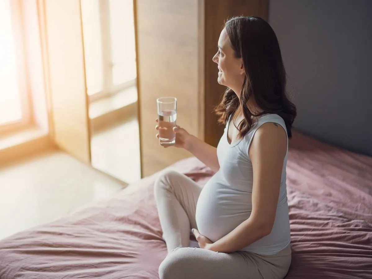 صورة لحامل تحمل كوب من الماء