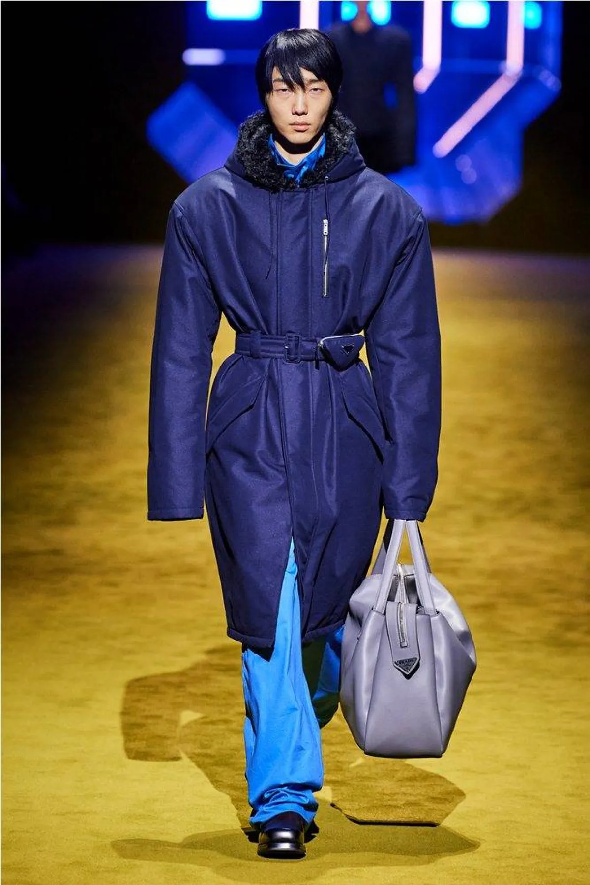 الالوان التي تناسب اللون الأزرق الغامق في الملابس للرجال من برادا Prada