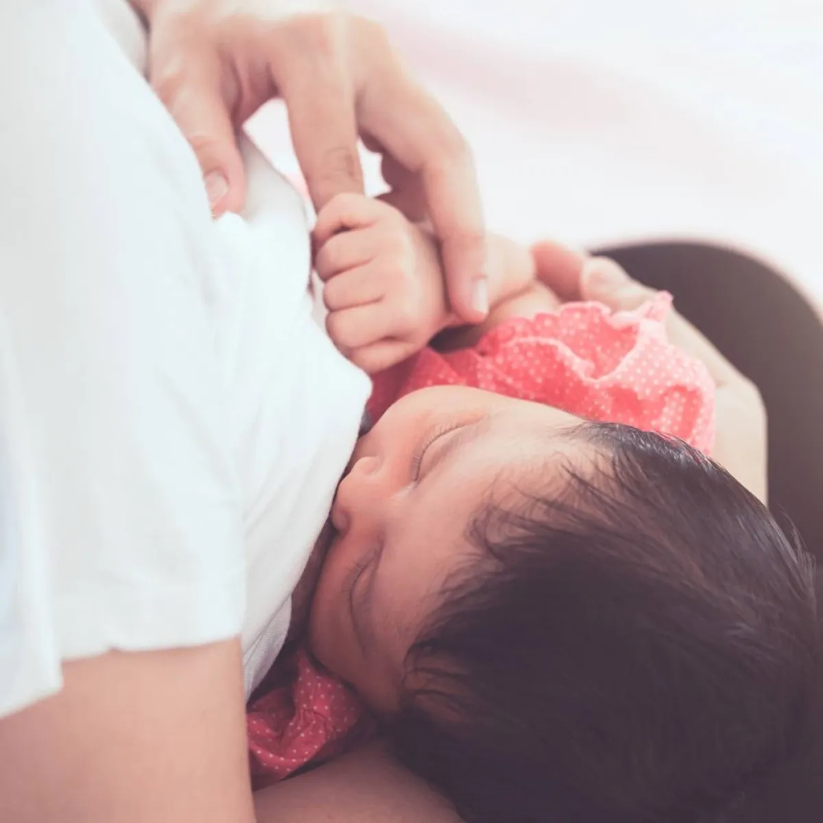 صورة لطفل يرضع