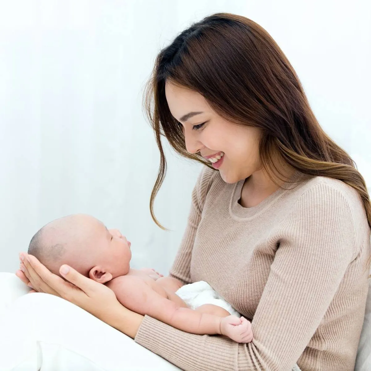 صورة لأم تتأمل رضيعها