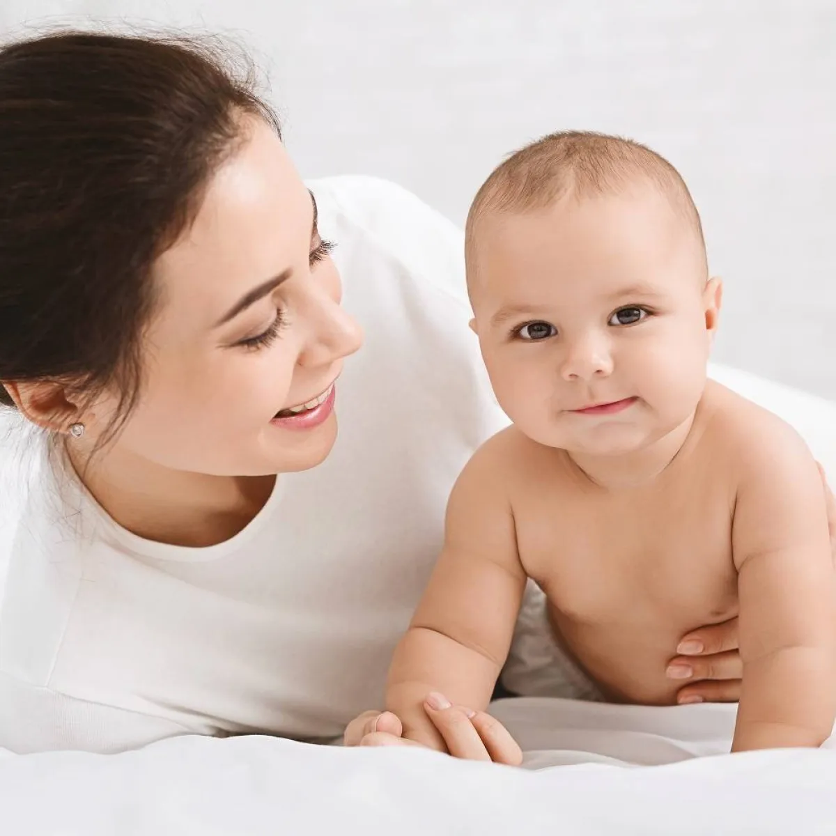 صورة تعبيرية للأم وطفلها