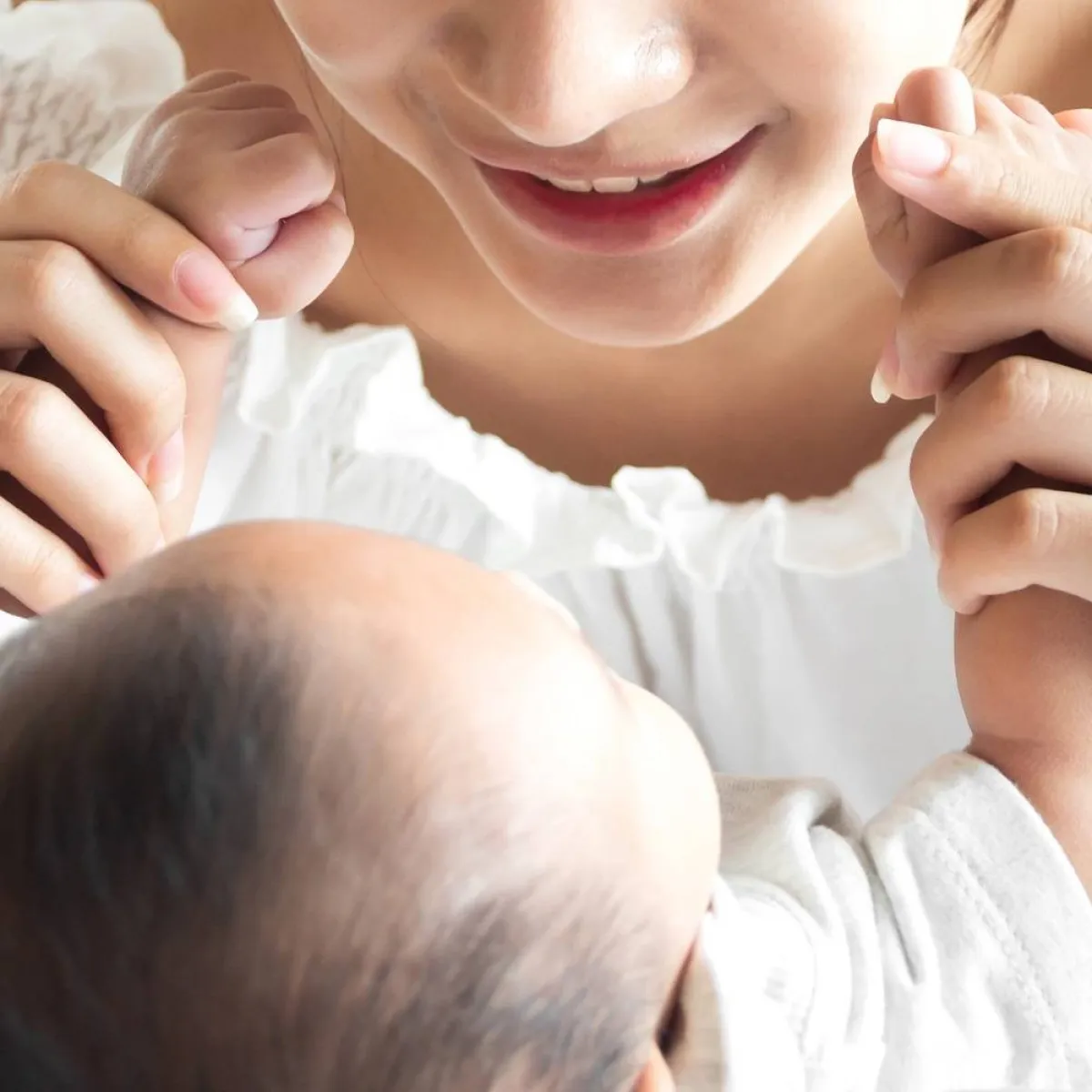 صورة تعبر عن حب الأم لرضيعها