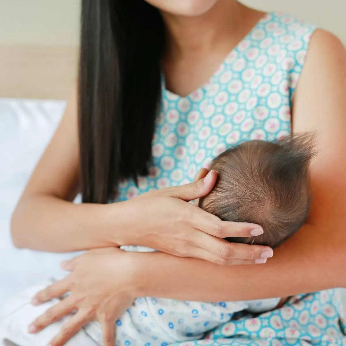 صورة لأم ترضع طفلها