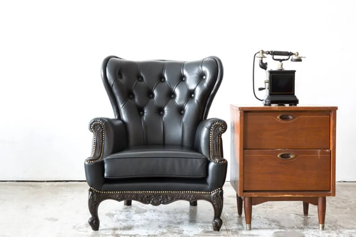 أريكة جانبيّة مصنوعة من الجلد الصناعي 