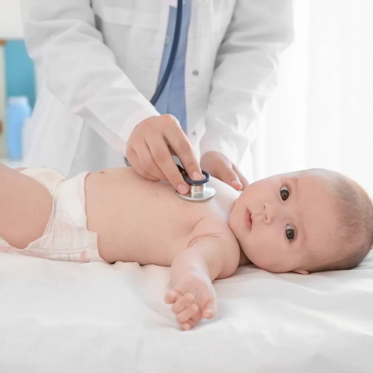 صورة لطبيب ورضيع مريض