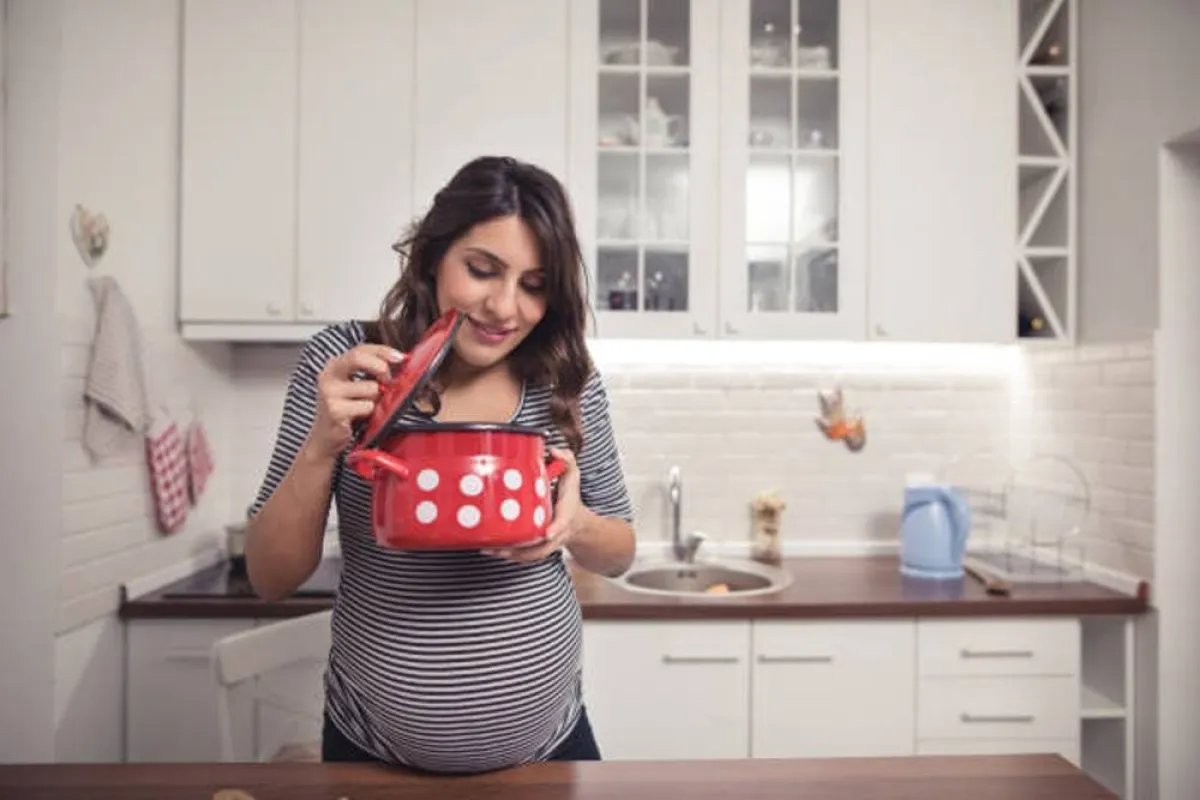 صورة لحامل تستمتع برائحة مرقة الدجاج الشهية