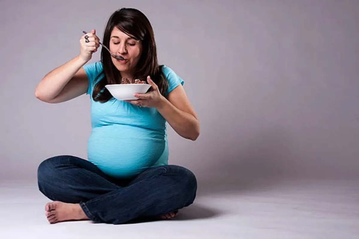 صورة لحامل تلتهم شوربة الدجاج باستمتاع