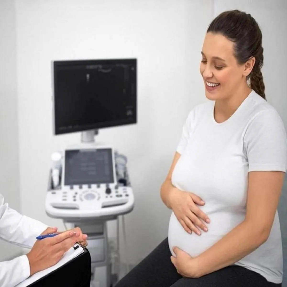 صورة تعبيرية لحامل تتابع حالتها الصحية