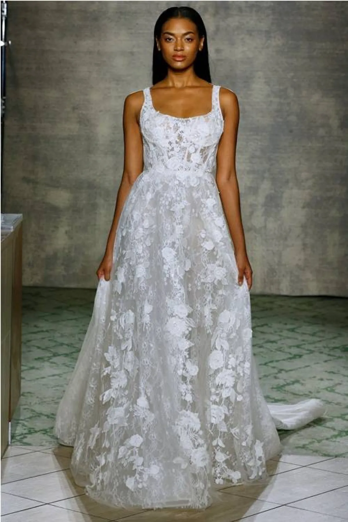 فستان زفاف مزيّن بالدانتيل من مادلين غاردنر Madeline Gardner