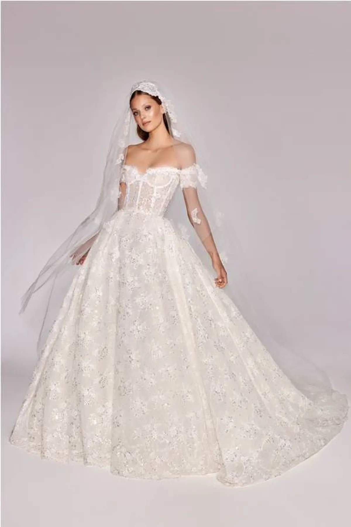 فستان زفاف مزيّن بالدانتيل من زهير مراد Zuhair Murad