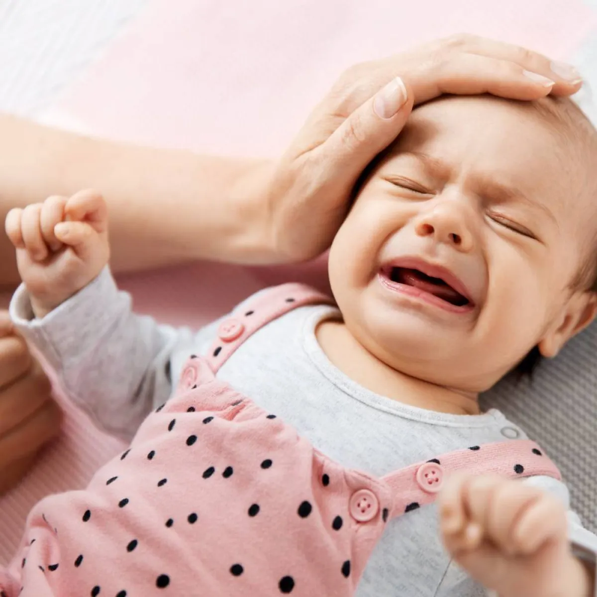 صورة تعبيرية لألم الرضيع عند التبرز