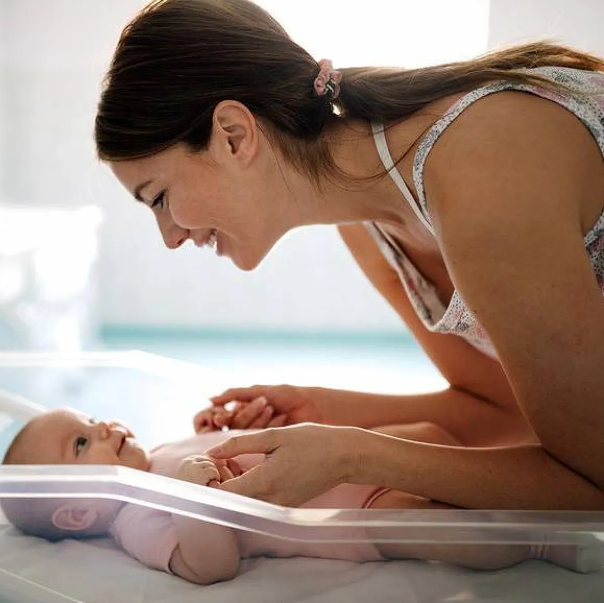 صورة لأم تراقب رضيعها