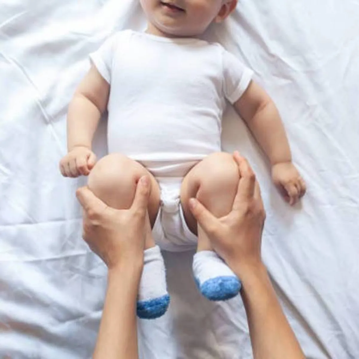 صورة لطفل يتحرك أعلى وأسفل