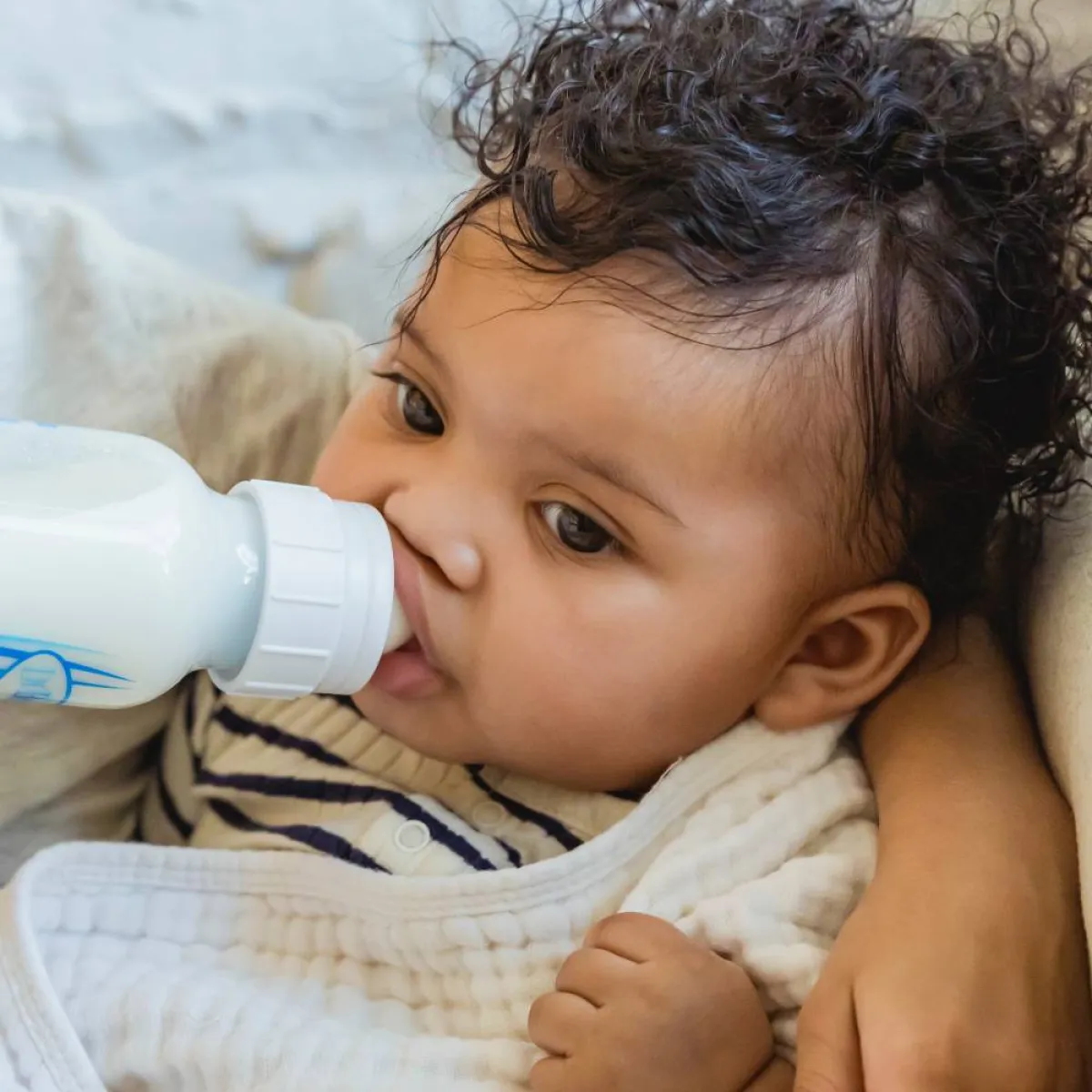 صورة لرضيع يرضع لبناً صناعياً