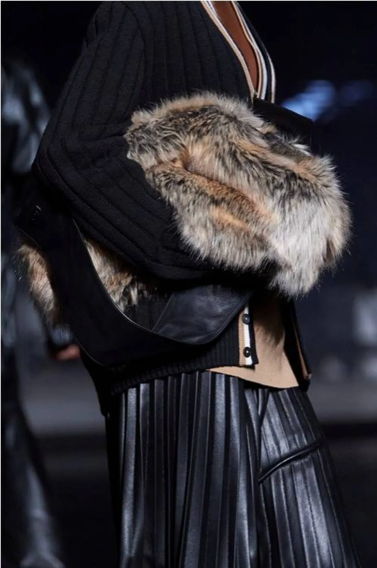 حقيبة يد فرو لخريف وشتاء 2022 من بوس Boss